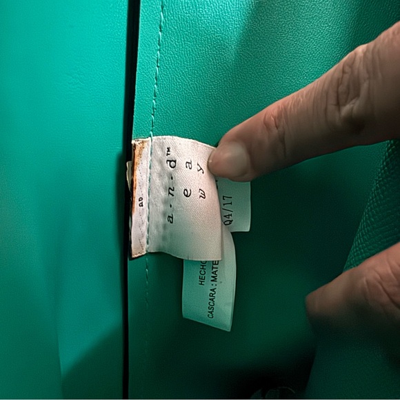 Green Bag with short handle and detachable strap - Picture 8 of 9